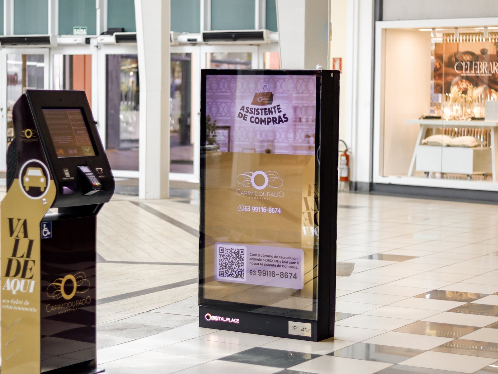 Totem digital de LED na entrada principal do Capim Dourado Shopping, exibindo anúncios em uma tela vibrante e de alta visibilidade para os visitantes.
