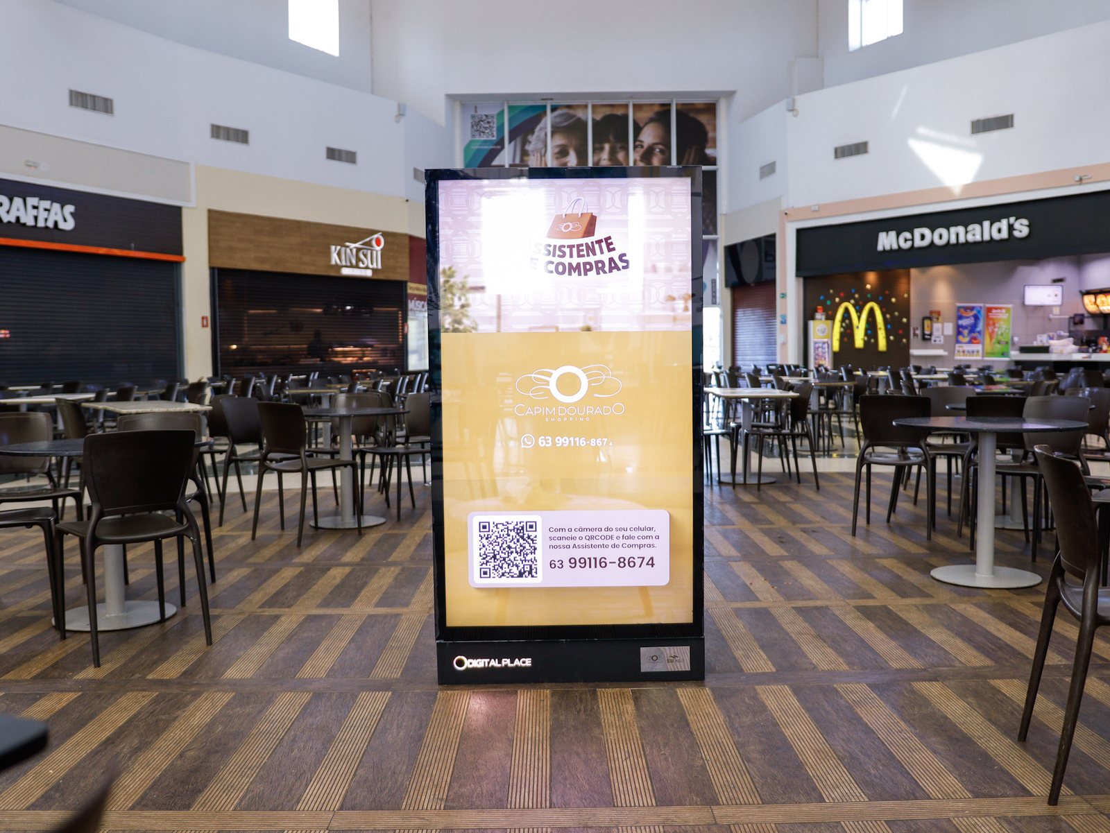 Painel de LED da Digital Place exibindo anúncios dinâmicos em Palmas, destacando a liderança da empresa em mídia DOOH na região.